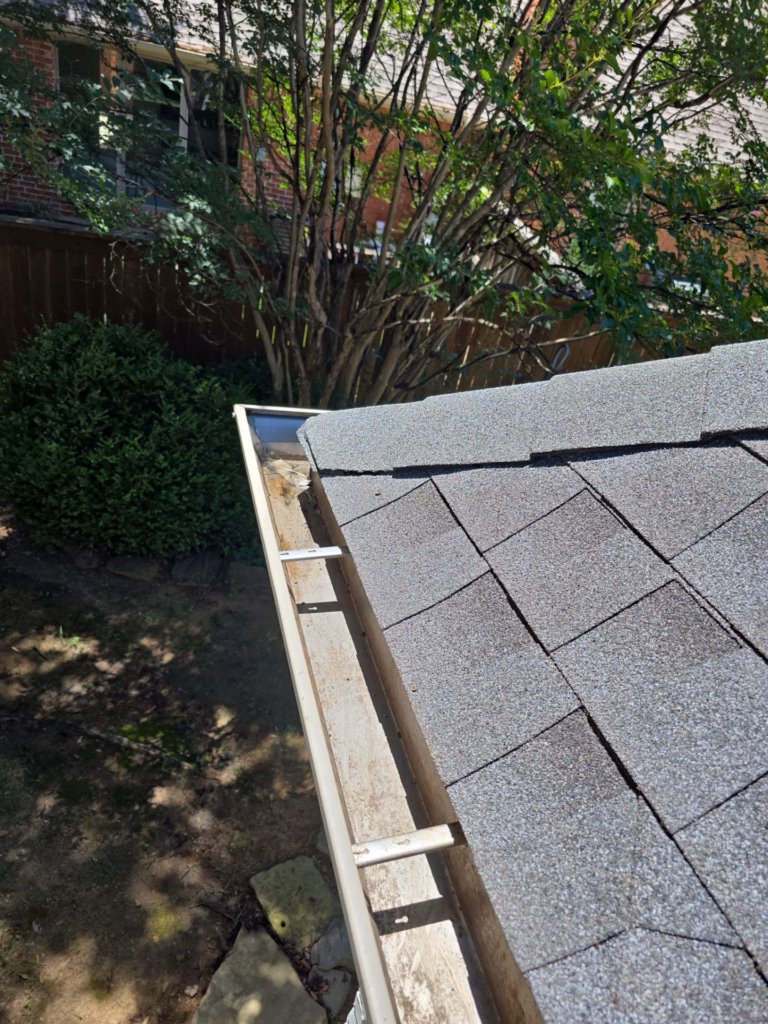 cleaning leaves out of gutters service